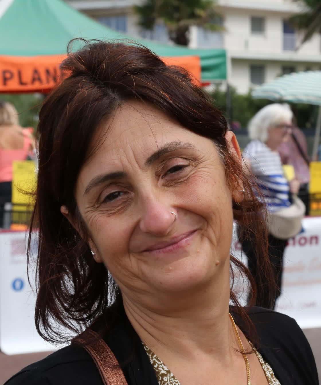 Stéphanie, souriante, en extérieur